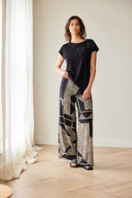 Load image into Gallery viewer, PERUZZI <BR>
3D Flower Top <BR>
Black <BR>