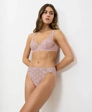 Load image into Gallery viewer, TRIUMPH LINGERIE <BR>
Amourette Wired padded bra <BR>
Mauve Rose <BR>