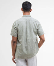 Load image into Gallery viewer, BARBOUR <BR>
Nelson Regular Short-Sleeved Shirt <BR>
Lead colour