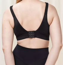 Load image into Gallery viewer, TRIUMPH <BR>
Triaction Workout Non-Wired Bra <BR>
White and Black <BR>