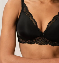 Load image into Gallery viewer, TRIUMPH<BR>
Amourette Charm Bralette<BR>
White, Black<BR>