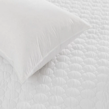 Load image into Gallery viewer, FINE BEDDING COMPANY<BR>
Quilted Luxury Waterproof Matresse Protector<BR>