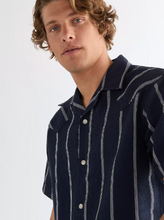 Load image into Gallery viewer, WRANGLER<BR>
Relaxed Resort Shirt<BR>
Navy/White<BR>