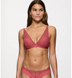 TRIUMPH LINGERIE <BR>
Aura Spotlight Wired padded bra <BR>
Strawberry Allure <BR>