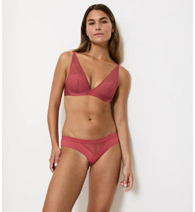TRIUMPH LINGERIE <BR>
Aura Spotlight Wired padded bra <BR>
Strawberry Allure <BR>