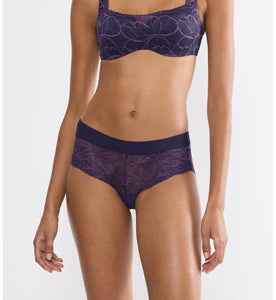 TRIUMPH<BR>
Makeup Illusion Lace Shorty<BR>
Ivory & Purple<BR>