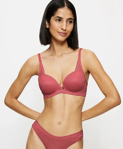 TRIUMPH LINGERIE <BR>
Aura Spotlight Wired padded bra <BR>
Strawberry <BR>