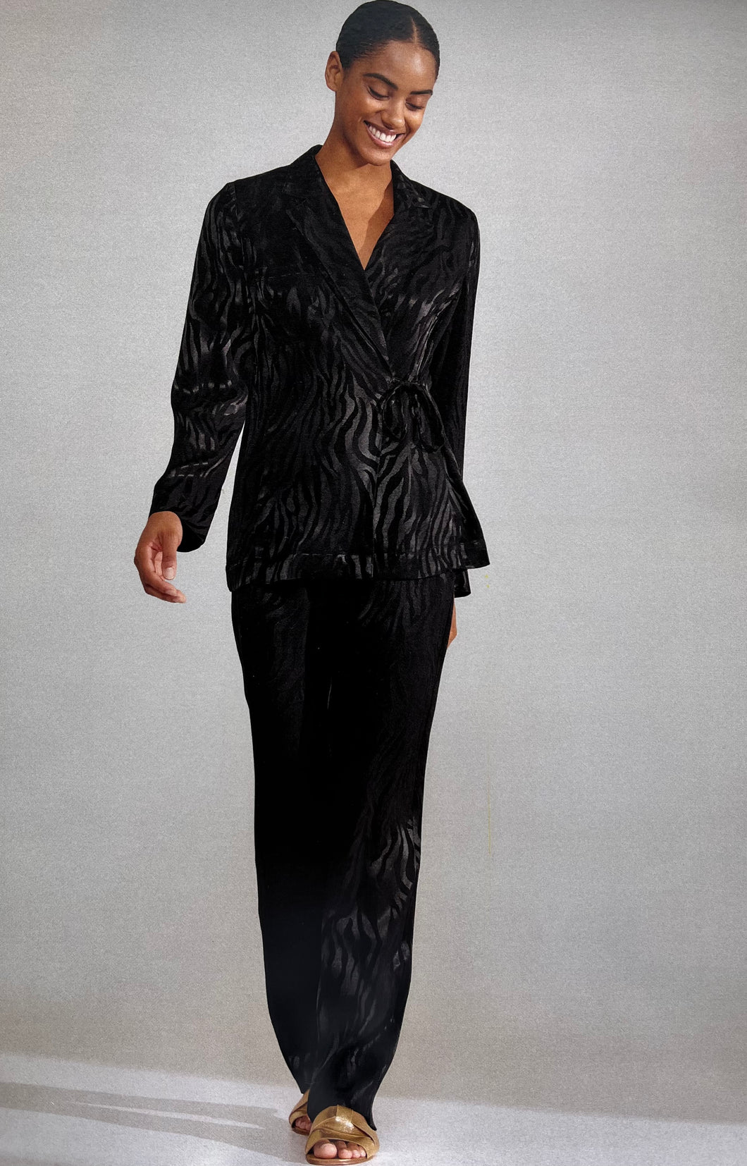 TAIFUN <BR>
Self printed Satin Blazer, Tie to side <BR>
Black <BR>