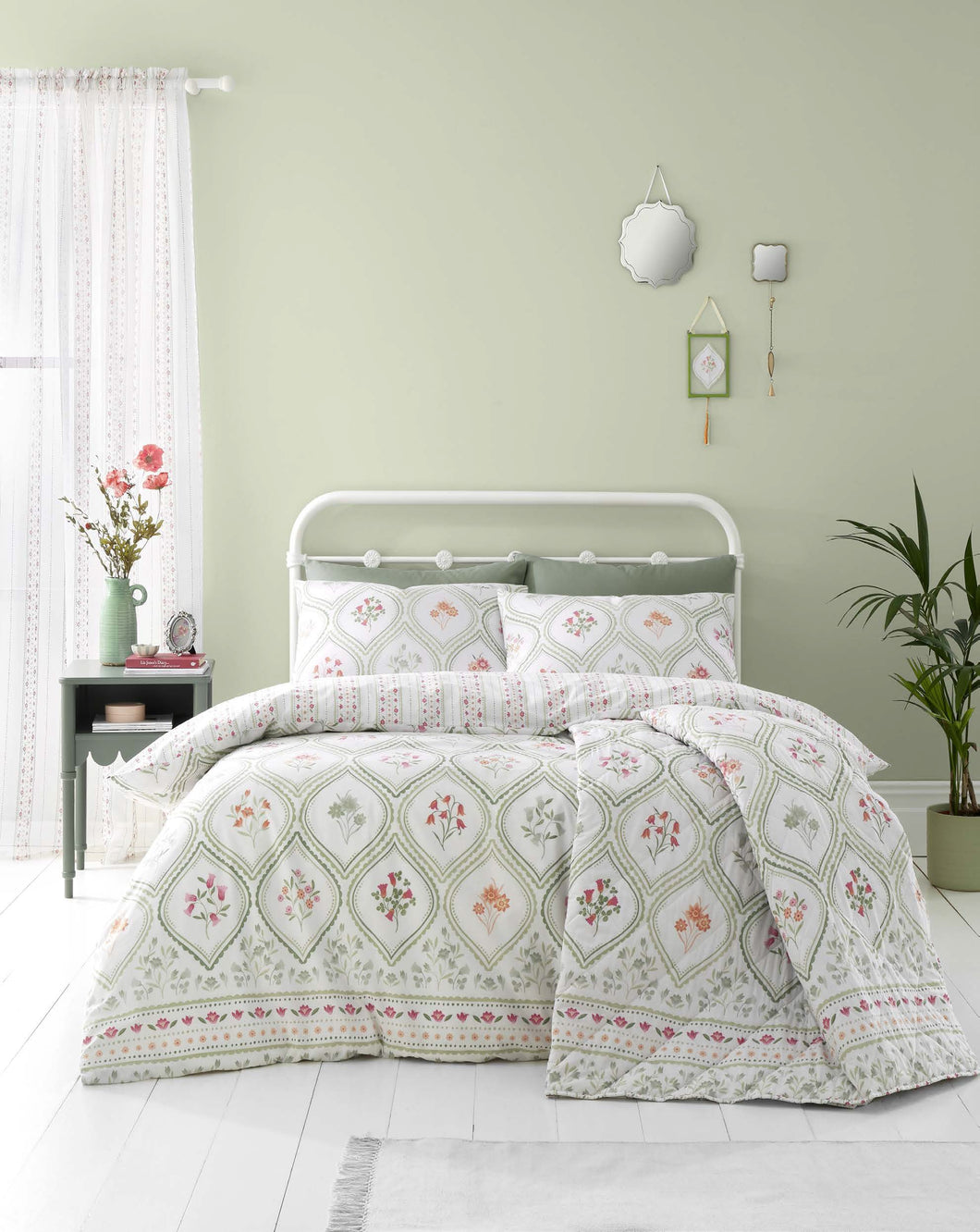 CATHERINE LANSFIELD <BR>
Cameo Floral Reversible Quilted Bedspread <BNR>
Natural Green <BR>