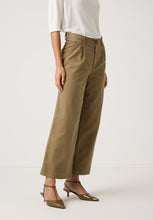 Load image into Gallery viewer, MORE &amp; MORE &lt;BR&gt;
Corduroy culottes &lt;BR&gt;
Beige &lt;BR&gt;
