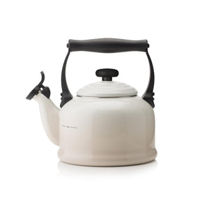 LE CREUSET <BR>
Traditional 2.1L Kettle <BR>
Meringue <BR>