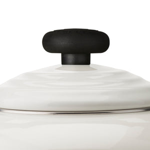 LE CREUSET <BR>
Traditional 2.1L Kettle <BR>
Meringue <BR>