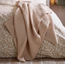 Load image into Gallery viewer, ABIGAIL AHERN <BR>
Oonagh Duvet Cover Set <BR>
Dusky Pink <BR>
