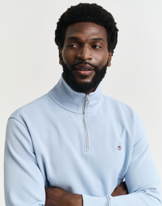 GANT<BR>
Regular Shield Half Zip Sweatshirt<BR>
Navy, Sky<BR>