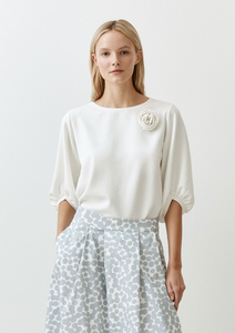 MORE AND MORE<BR>
SweatShirt with Flower<BR>
Cream<BR>