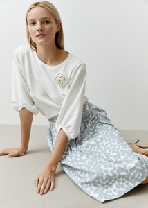 MORE AND MORE<BR>
SweatShirt with Flower<BR>
Cream<BR>