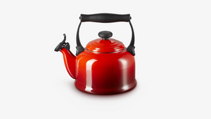 LE CREUSET<BR>
Traditional Kettle<BR>
Cerise<BR>