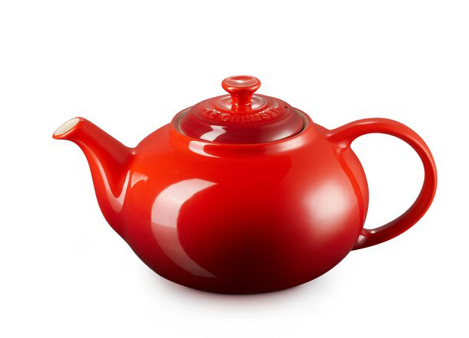 LE CRESEUT<BR>
Classic 1.3L Teapot<BR>
Cerise<BR>