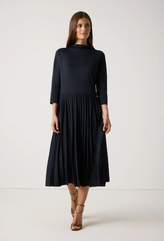 MORE AND MORE<BR>
Jersey Dress<BR>
Navy<BR>