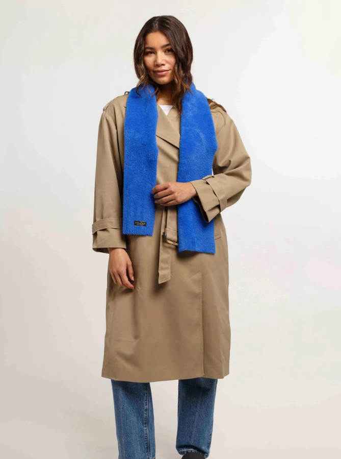 FRAAS<BR>
Furry Scarf<BR>
Cyber blue<BR>