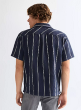 Load image into Gallery viewer, WRANGLER<BR>
Relaxed Resort Shirt<BR>
Navy/White<BR>
