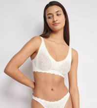 Load image into Gallery viewer, TRIUMPH<BR>
Sloggi Zero Feel Bliss Soft Bra<BR>
White, Black<BR>
