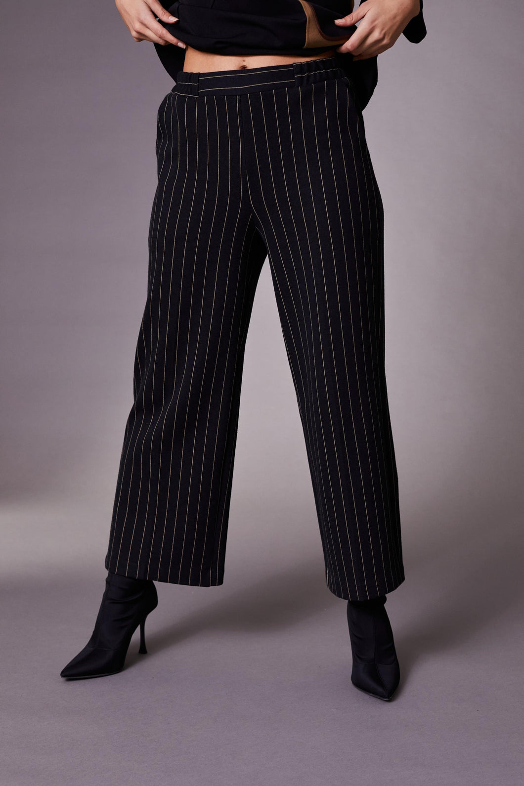 PERUZZI <BR>
Cropped Stripe Jersey Trousers <BR>
Black <BR>