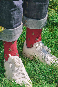 HJ SOCKS <BR>
Christmas Tree Scene Mens Socks <BR>
Red <BR>