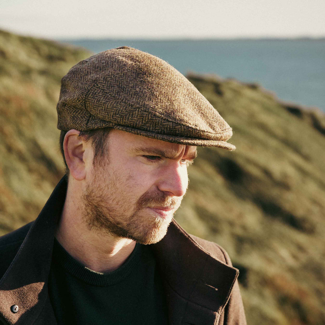 JOHN HANLY <BR>
Irish Tweed Cap <BR>
Beige Dark Brown Herringbone <BR>