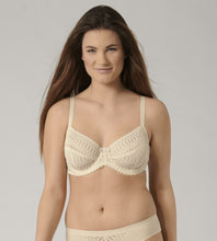 Load image into Gallery viewer, TRIUMPH &lt;BR&gt;
Aura Spotlight Wired Bra &lt;BR&gt;
Ivory &lt;BR&gt;
