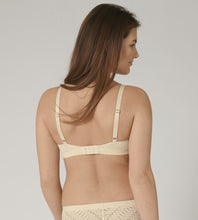 Load image into Gallery viewer, TRIUMPH &lt;BR&gt;
Aura Spotlight Wired Bra &lt;BR&gt;
Ivory &lt;BR&gt;
