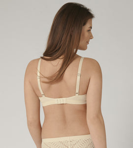 TRIUMPH <BR>
Aura Spotlight Wired Bra <BR>
Ivory <BR>
