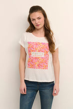 Load image into Gallery viewer, CREAM &lt;BR&gt;
T Shirt &lt;BR&gt;
Berry Flower &lt;BR&gt;
