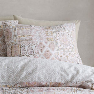 PINEAPPLE & ELEPHANT <BR>
Iniko Bedlinen <BR>
Blush <BR>