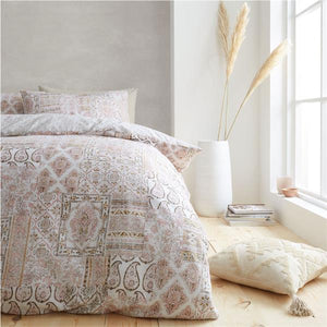 PINEAPPLE & ELEPHANT <BR>
Iniko Bedlinen <BR>
Blush <BR>